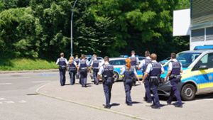 Zahlreiche Einsatzkräfte versuchten die mutmaßlichen Einbrecher am Neckar-Center aufzuspüren. Foto: SDMG