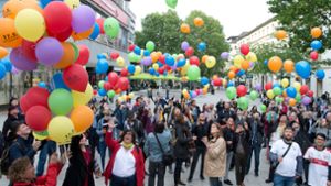 Luftballons steigen zu lassen sieht schön aus (hier beim internationalen Tag gegen Homo- und Transphobie), schadet aber der Umwelt. Foto: Lichtgut/Oliver Willikonsky
