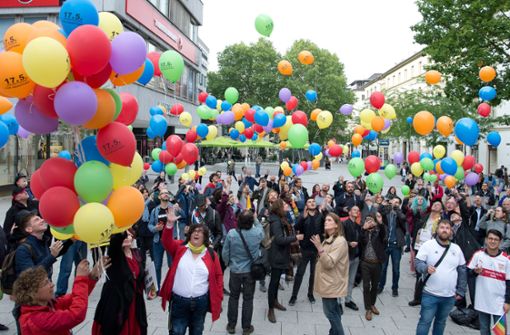 Luftballons steigen zu lassen sieht schön aus (hier beim internationalen Tag gegen Homo- und Transphobie), schadet aber der Umwelt. Foto: Lichtgut/Oliver Willikonsky