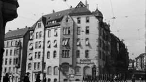 Soldaten oder Zwangsarbeiter? Eine nicht ganz alltägliche Szene am Rosenbergplatz in Stuttgart 1942. Foto: Stadtarchiv Stuttgart