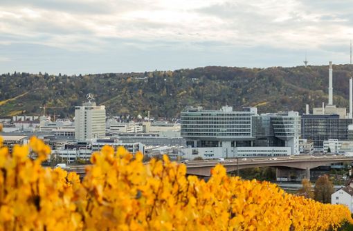 Die Daimler-Konzernzentrale in Stuttgart-Untertürkheim: Der Autobauer zahlt nun doch einen Corona-Bonus. Foto: Lichtgut/Max Kovalenko