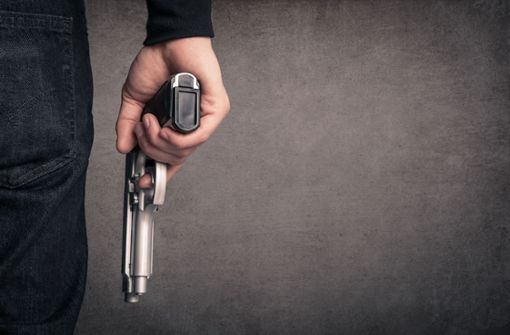 Der Täter bedrohte die Angestellte mit einer silbernen Pistole. (Symbolbild) Foto: Shutterstock/pio3