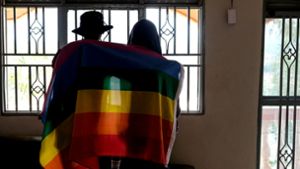 Ein Paar mit einer Pride-Fahne: Die rechtliche Situation offen queerer Menschen ist nicht nur in Uganda schwierig. Foto: AP/dpa