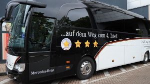 Der Bus der deutschen Fußball-Nationalmannschaft steht in Düsseldorf vor dem Mannschaftshotel. Ihm entsteigen ... Foto: dpa