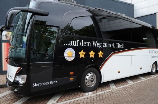 Der Bus der deutschen Fußball-Nationalmannschaft steht in Düsseldorf vor dem Mannschaftshotel. Ihm entsteigen ... Foto: dpa