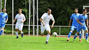 Am Samstag     hat der erfahrene Defensivspezialist erstmals   im Trikot  des SVF Fußball gespielt (Mitte) Foto: Patricia Sigerist