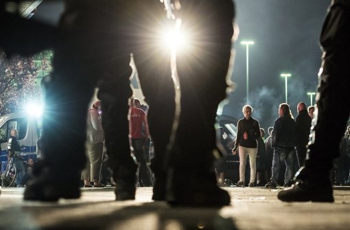 Polizei vor der Flüchtlingsunterkunft in Heidenau. Foto: AP