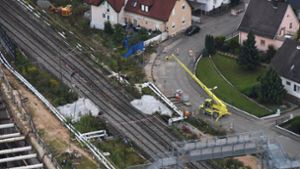 An den hellen Betonflächen haben sich die Schienen der Rheintalbahnstrecke abgesenkt. Foto: dpa