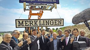 Minister Hermann (Mitte) beim Spatenstich für den Merklinger Bahnhof – in der CDU wird er angefeindet. Foto: StZ