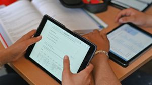 Schüler arbeiten in einer Unterrichtsstunde mit Tablets. Bund und Länder tun sich bei ihren Verhandlungen über die Kosten der Digitalisierung schwer (Symbolfoto). Foto: picture alliance/dpa/Uli Deck