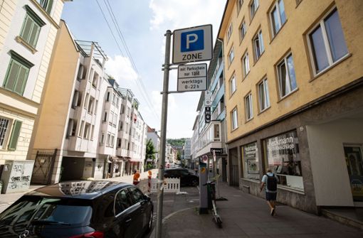 Parkplätze sind vielerorts Mangelware. Mit Anwohnerparkzonen soll der Zufluss von außen reguliert werden. Foto: LICHTGUT/Leif Piechowski/Leif Piechowski