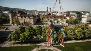 Fast ein Jahr hat die Sanierung der Jubiläumssäule auf dem Stuttgarter Schlossplatz gedauert. Nun ist Concordia wieder auf ihren Sockel gestellt worden. Foto: Lichtgut/Leif Piechowski