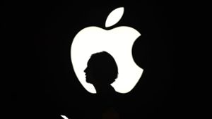 Apple arbeitet vermutlich an einem klappbaren iPhone. Ein neues Patent zeigt, wie das Gerät mit Scharnier funktionieren soll. Foto: AFP/JOSH EDELSON