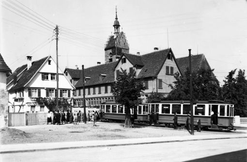 So war’s damals vor dem Krieg: Stadtbahn in den 1930ern vor der Fellbacher Lutherkirche. Foto: Archiv