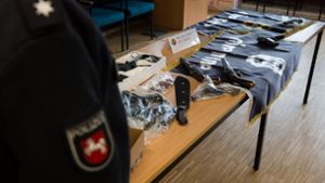 Beschlagnahmte Gegenstände liegen während einer Pressekonferenz der Polizei in Göttingen auf einem Tisch. Die Generalstaatsanwaltschaft in Celle hat keine Handhabe gegen zwei festgenommene Mitglieder der radikal-islamischen Szene. Foto: dpa