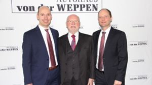 Seniorchef Klaus von der Weppen (M.)  gibt den Staffelstab weiter    an die  Söhne Carlo Hartung (l.)   und  Jan von der Weppen. Foto: Georg Friedel