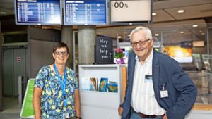 Ansprechbar sind die Seelsorgerin Mechthild Foldenauer und der Ehrenamtliche Jochen Grube bei ihrem Dienst im Terminal. Foto: Horst Rudel