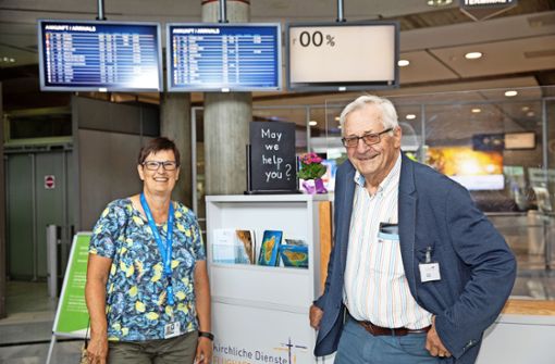 Ansprechbar sind die Seelsorgerin Mechthild Foldenauer und der Ehrenamtliche Jochen Grube bei ihrem Dienst im Terminal. Foto: Horst Rudel