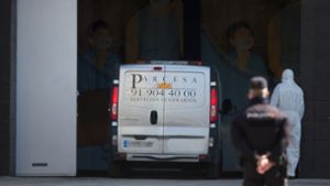 Ein Bestattungswagen bringt in Madrid Verstorbene in eine umfunktionierte Eishalle. Foto: dpa/Joaquin Corchero
