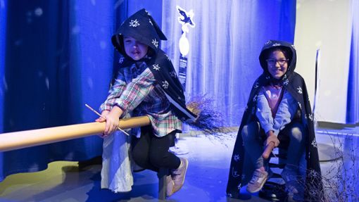 Auf den Spuren der kleinen Hexe – in der neuen Mitmachausstellung im Alten Schloss können sich Kinder der Hexenprüfung stellen. Foto: Lichtgut//Leif Piechowski