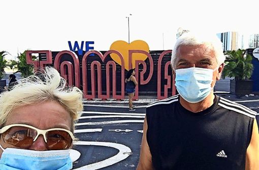 Der Mundschutz ist in den USA derzeit ein wichtiges Utensil: Silke und Ulrich Lechler am Hafen in Tampa, Florida. Foto: privat