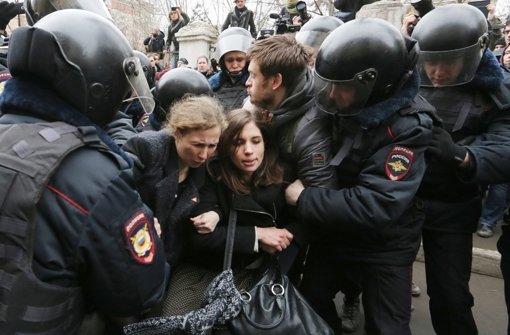 Unter den vielen, die in Moskau protestieren, sind auch Aktivistinnen von Pussy Riot. Foto: dpa