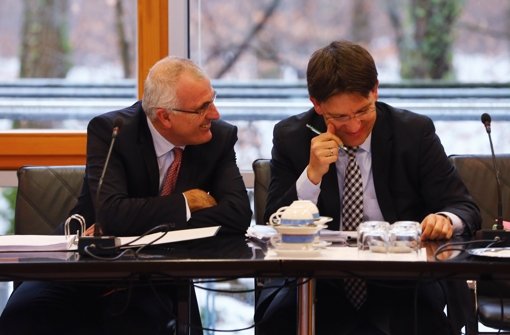 Christoph Schickhardt (links) mit Björn Bremer von Hannover 96 vor einer Verhandlung des DFB-Sportgerichts Foto: Getty