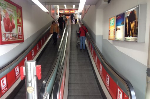 Ein Fünfjähriger hat sich in einer Rolltreppe im Kaufland Ludwigsburg eingeklemmt. Foto: bin