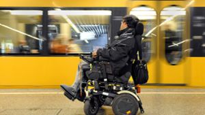 Mit einem E-Rollstuhl kommt man nicht überall in die Stadtbahn. Foto:  