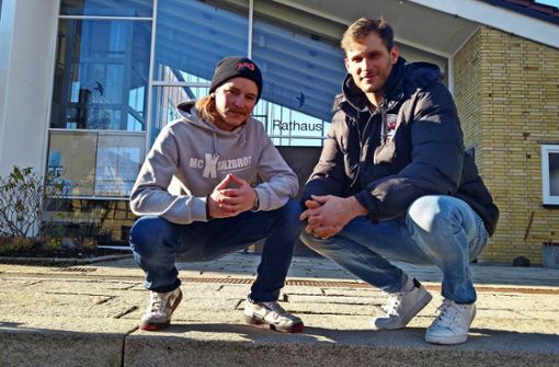 Hier nahm alles seinen Anfang: Dennis Strobel (links) und Vincent Schuster vor dem Rathaus in SteinenbronnFoto: Felix Heck Foto:  