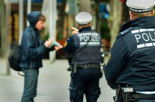 Abstand oder kein Abstand? Die Kontrolle der Maskenpflicht in der City wird für die Polizei komplizierter. Foto: Lichtgut/Leif Piechowski
