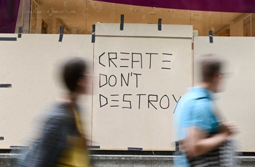 „Create don’t destroy“ (Neues erschaffen und nicht zerstören) war am Tag nach der Krawallnacht quer durch Stuttgart auf Holzbrettern zu sehen. Foto: AFP/Thomas Kienzle