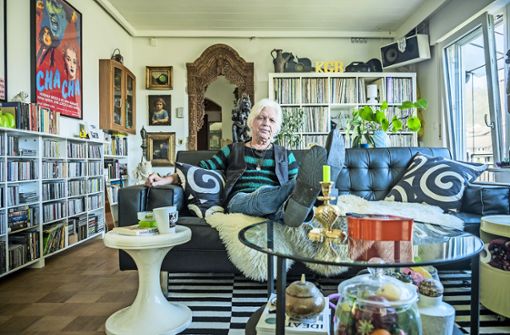 „Alles easy“: Hannes Koerber  in seinem Wohnzimmer Foto: Andreas Reiner