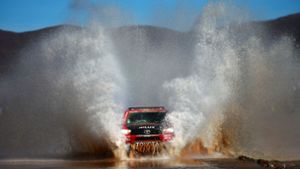 Conrad Rautenbach aus Zimbabwe rast im Toyota durch Wasser. Foto: Getty Images South America
