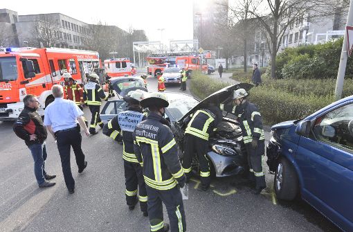 Rettungskräfte im Einsatz nach der Kollision vor der Möhringer Daimler-Zentrale. Foto: 7aktuell.de/Oskar Eyb