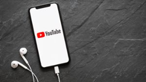 In diesem Artikel zeigen wir Ihnen, wie Sie Youtube-Videos auf Ihrem Smartphone im Hintergrund oder bei ausgeschaltetem Display laufen lassen können.