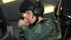 Zurück im Cockpit: Nur vier Tage nach der Hochzeit hat Prinz William wieder seinen Schichtdienst als Hubschrauberpilot in Wales angetreten (Archivbild). Foto: dapd