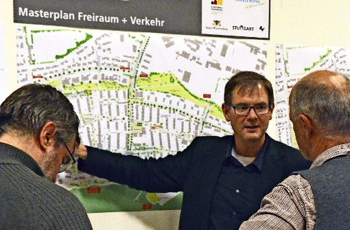 Landschaftsarchitekt Jürgen Pfaff (linkes Bild) erläutert Ideen für die Umgestaltung von Frei- und Verkehrsflächen. Die Bürger haben weitere Anregungen formuliert. Foto: S. Hintermayr