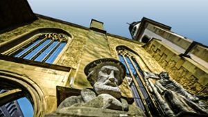 Blick in die Bibel: Die Skulpur von Johannes Brenz vor der Hospitalkirche. Foto: Lichtgut/Leif Piechowski