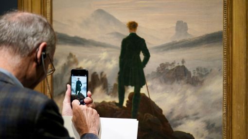 Besucher mit Smartphone in der Kunsthalle Hamburg Foto: dpa/Marcus Brandt