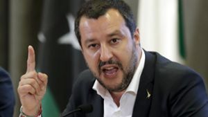 Innenminister Matteo Salvini gibt sich weiterhin selbstbewusst und reagiert trotzig auf die Ermittlungen. Foto: AP