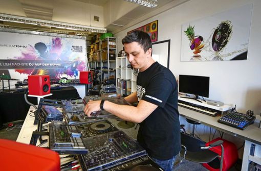 Karl Boltz in seiner DJ-Schule in Ludwigsburg. Foto: factum/Simon Granville