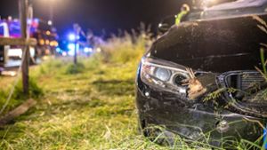 Ein Teil eines hölzernen Weidezauns durchschlug den Wagen und verletzte den Beifahrer lebensgefährlich. Foto: 7aktuell.de/Simon Adomat