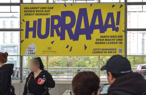 Blickfang und Ärgernis: das Lehrer-Plakat auf dem Stuttgarter Flughafen. Foto: LICHTGUT/Max Kovalenko