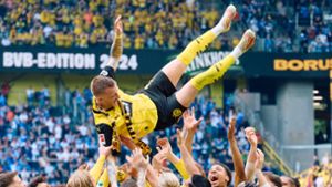Dortmunds Marco Reus wird nach dem Spiel von seinen Mitspielern gefeiert. Foto: Bernd Thissen/dpa