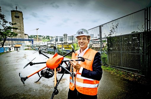 Peter Jahn darf seine Drohne nicht über der Baugrube kreisen lassen. Foto: Lichtgut/Achim Zweygarth
