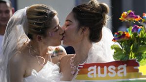 Bald könnten in Thailand homosexuelle Paare die gleichen Rechte wie heterosexuelle Ehepaare erhalten. Foto: dpa/Sakchai Lalit