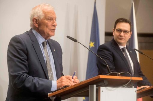 Der EU-Außenbeauftragte Josep Borrell (links) kündigte die Sanktion am Mittwoch an. Foto: AFP/MICHAL CIZEK
