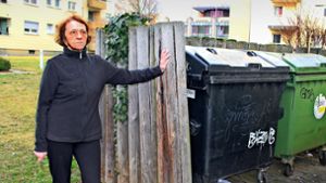 Mary Schwarz ärgert sich über das wilde Lagern von Müll, denn sie kommt mit  ihrer schmalen Rente gerade so hin. Foto: Caroline Holowiecki