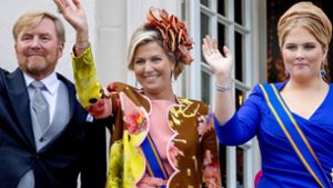 Königin Máxima trägt gerne außergewöhnliche Kleidung: Das Rosa des Hosenanzugs wiederholt sich im Mantelmuster. Foto: IMAGO/PPE/IMAGO/PPE